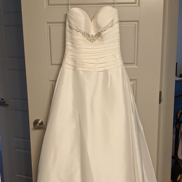 selling wedding dress on poshmark